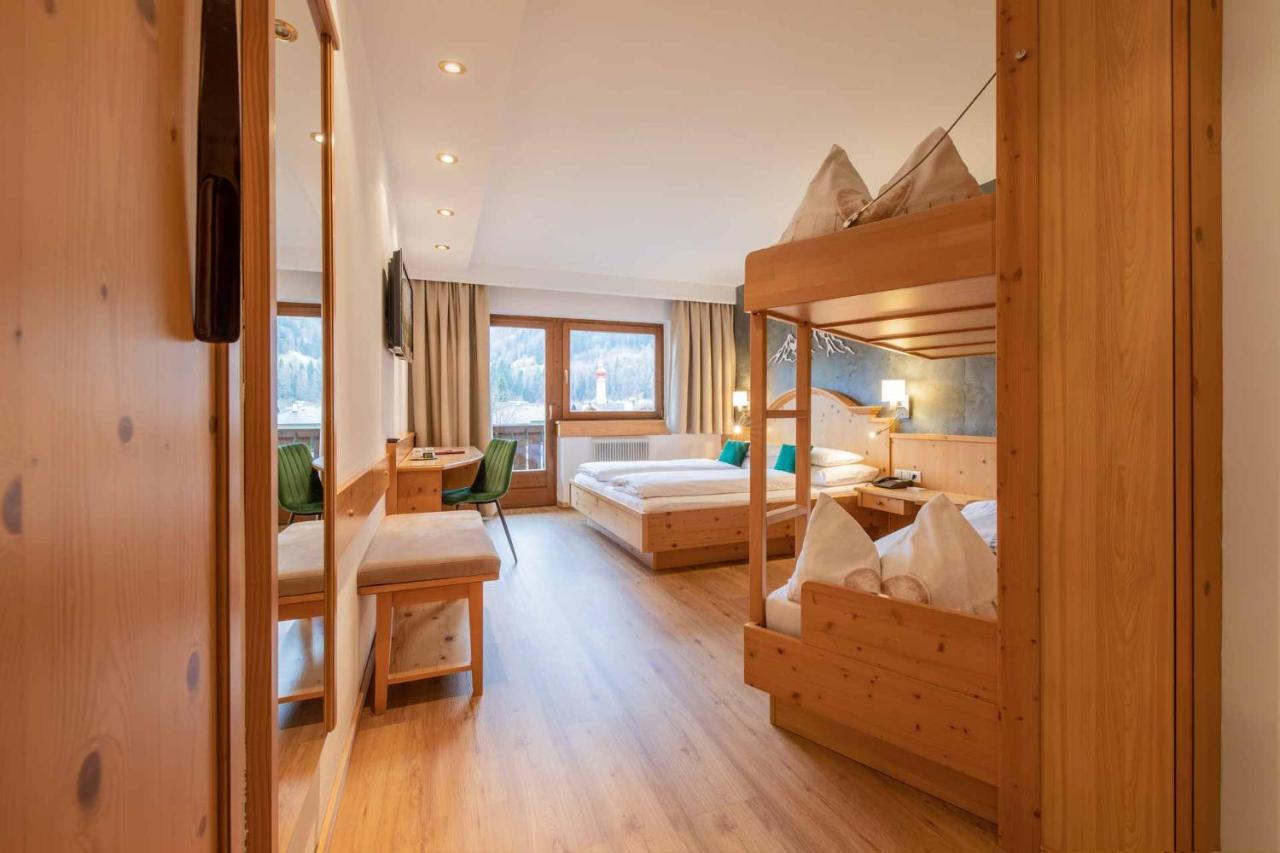 Familien- & Vitalhotel Auenhof Fulpmes Exterior photo